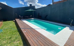 Casa com piscina próxima a praia